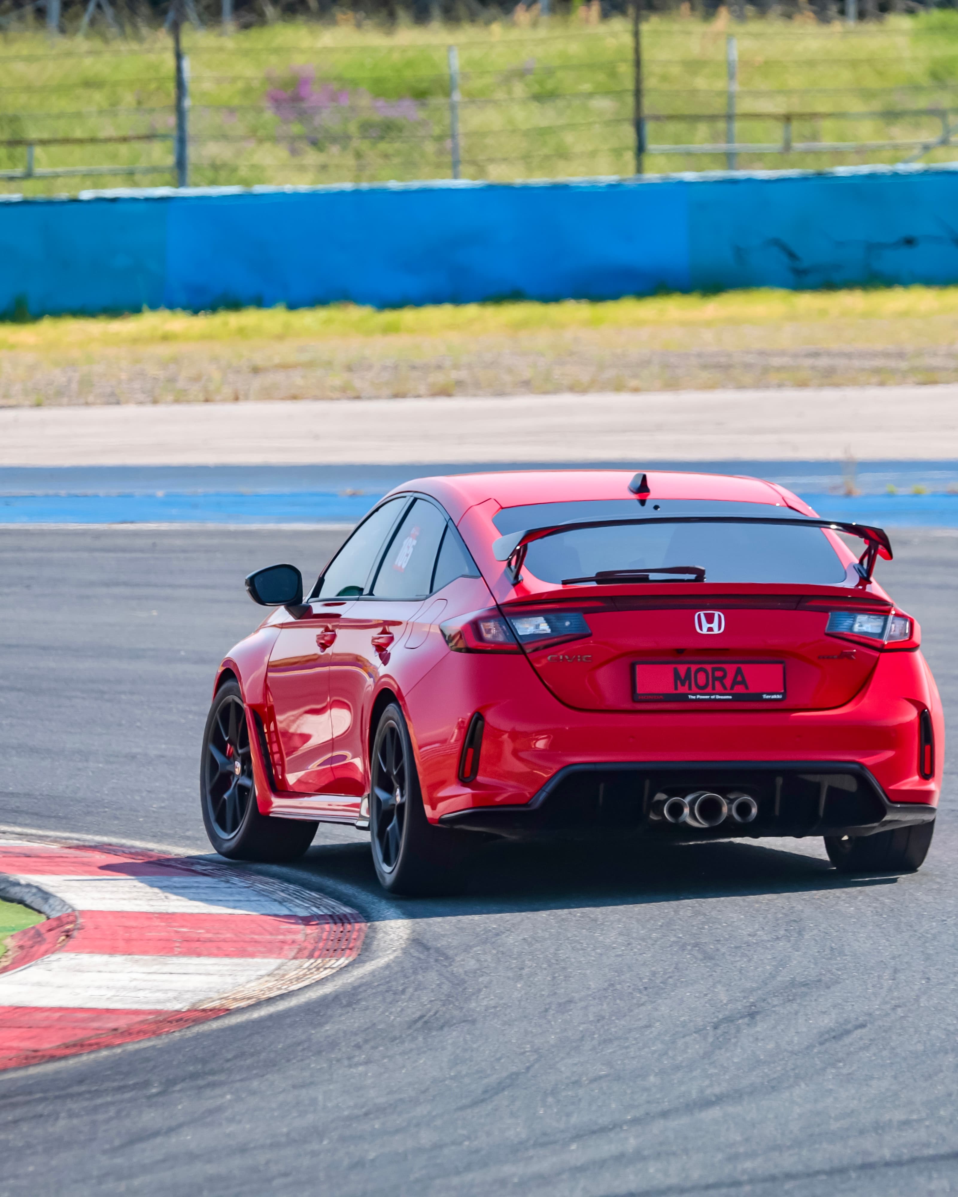 Viraj çıkışında kırmızı Honda Civic Type R